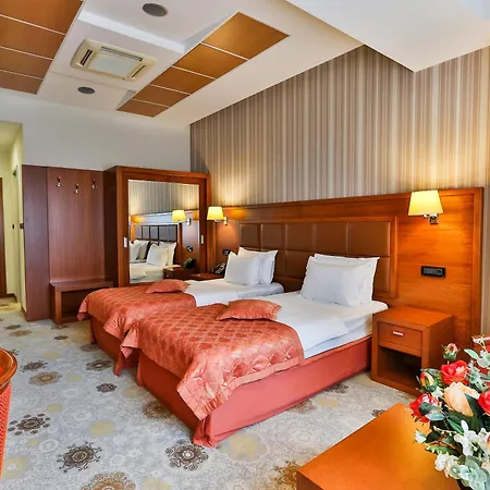 Отель Kings Park 4*