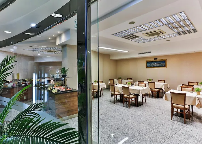 Готель Kings Park